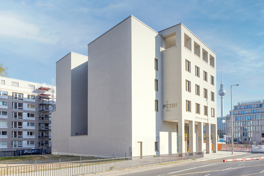 Weißes, kantiges Gebäude, in dem sich das PETRI Berlin befindet