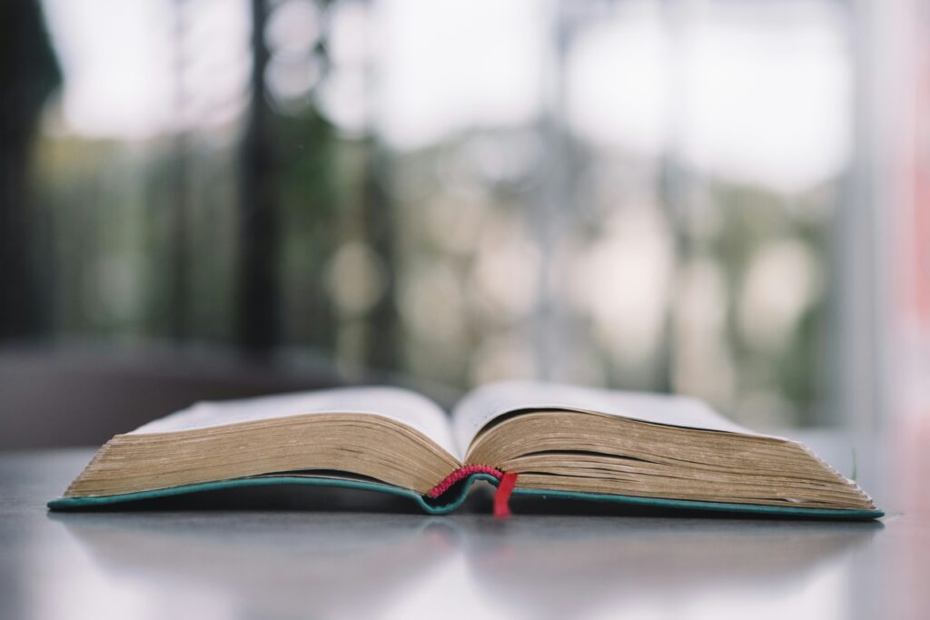 Ein aufgeschlagenes Buch auf einem Tisch.