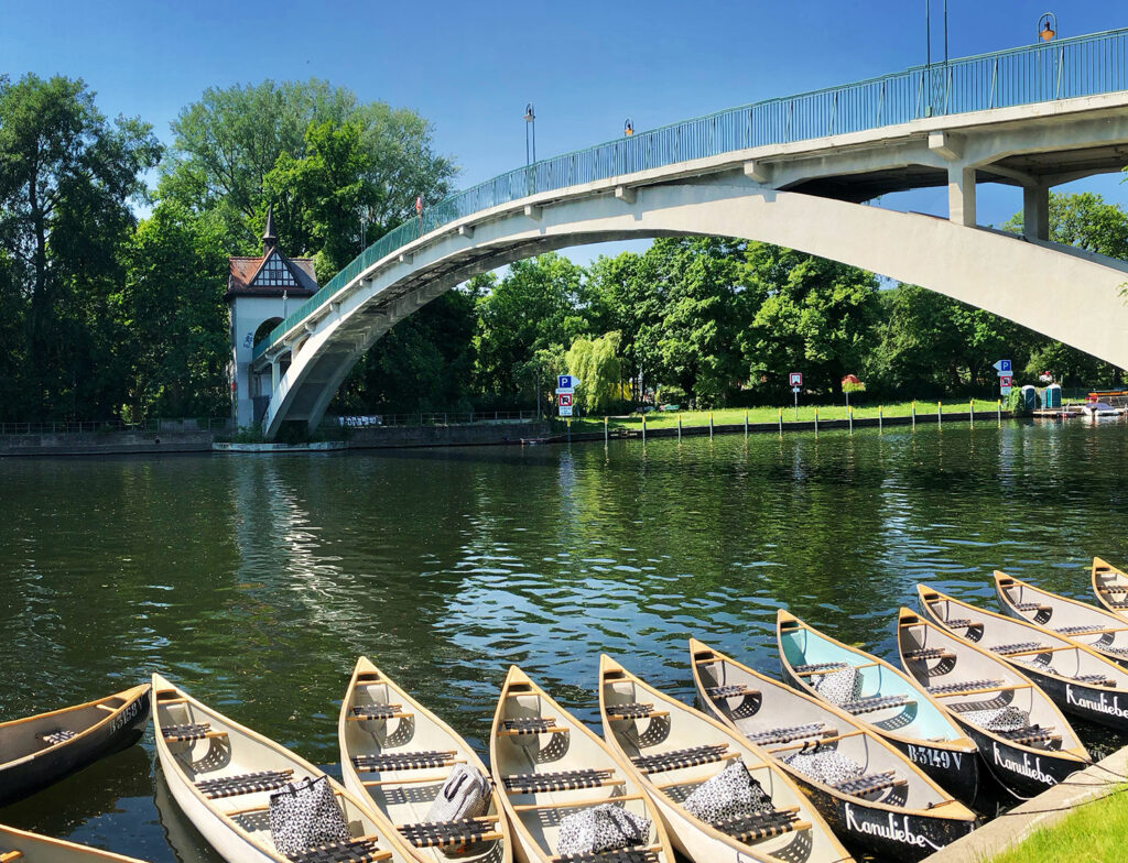 Die Kanuflotte liegt am Ufer an.