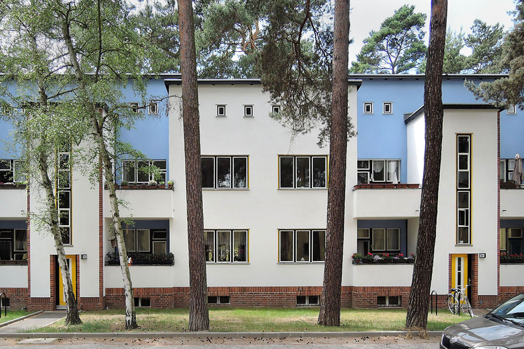 Häuserfassade in Zehlendorf. Davor stehen Bäume.