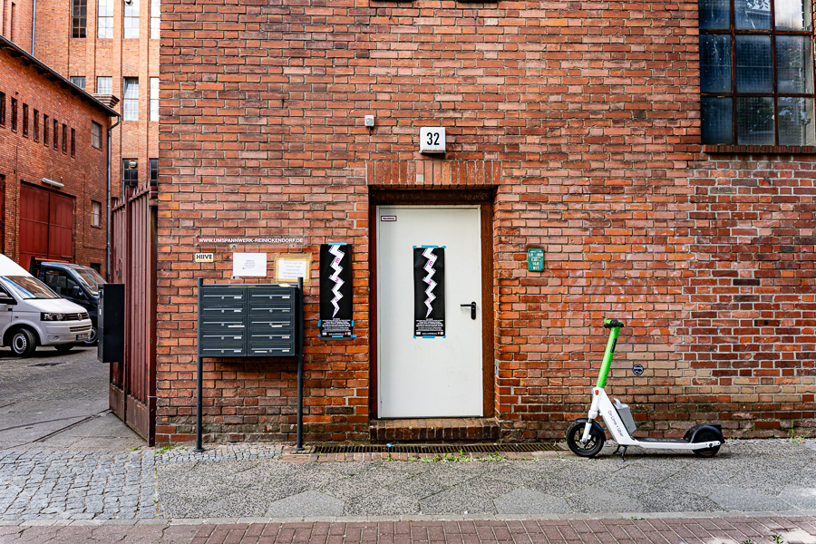 Weiße Haustür in einer Wand aus rotem Backstein