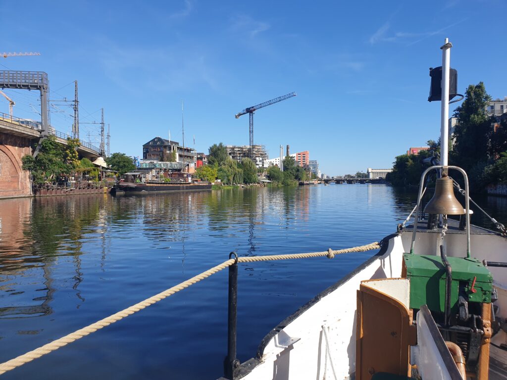 Bug eines kleinen Schiffes auf dem Fluss Spree