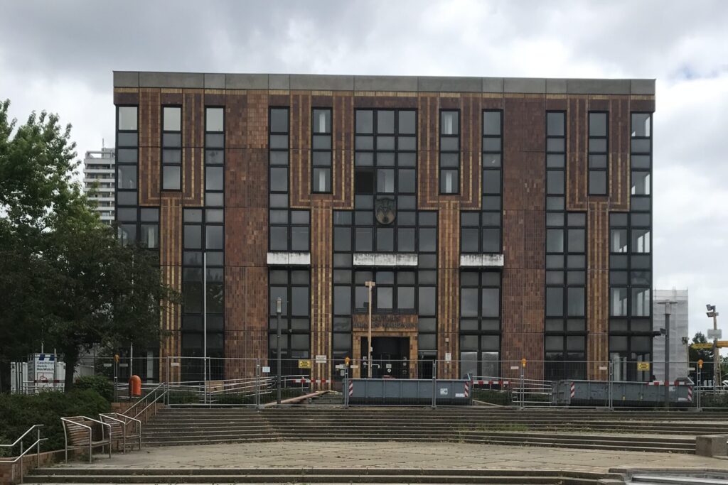 Blick auf das Rathaus Marzahn mit großen Fenster vom Boden bis zur Traufe