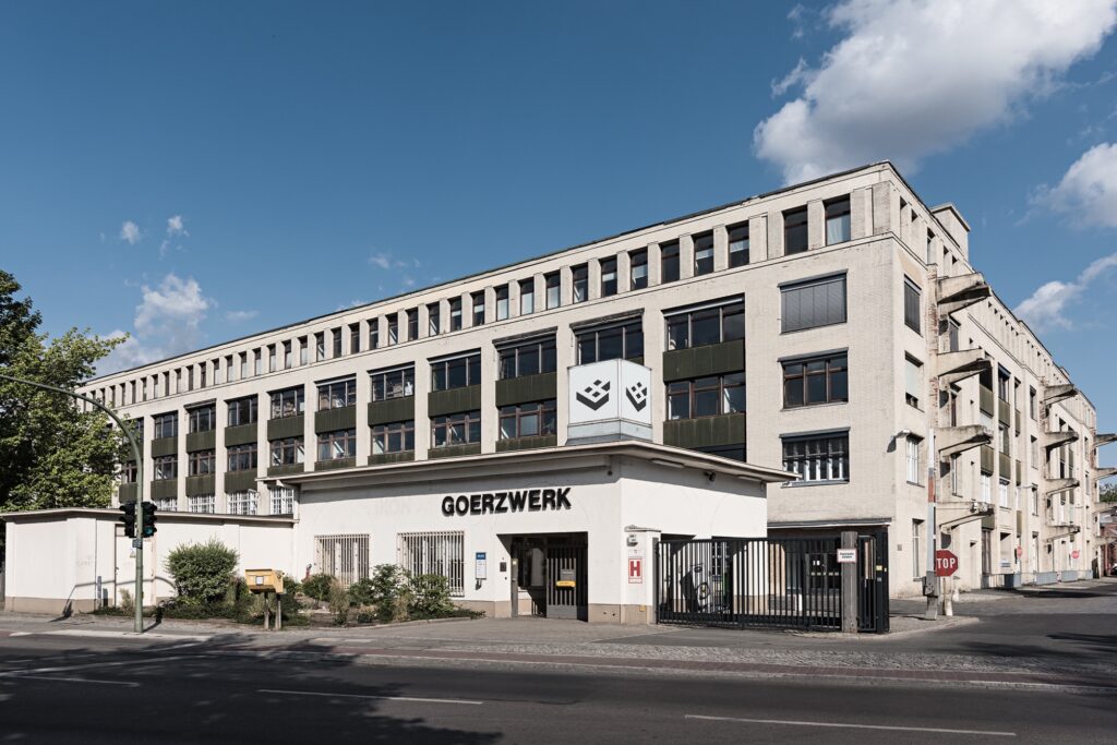 Eingang zum Goerzwerk einem Fabrikgebäude mit großen Fenstern