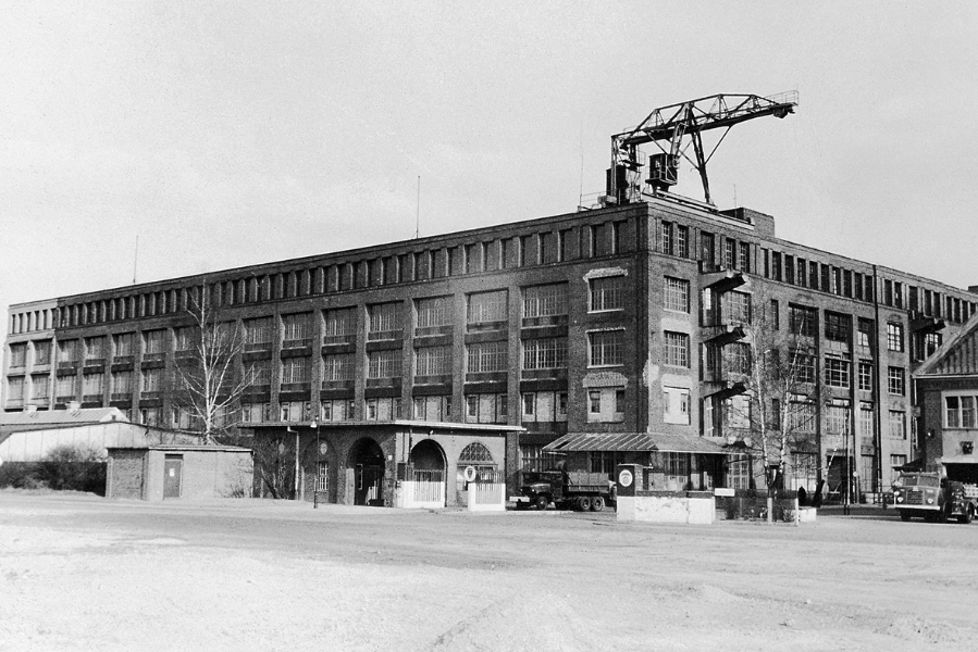 Fabrikgebäude mit Kran auf dem flachen Dach historisches schwarz weiß Foto