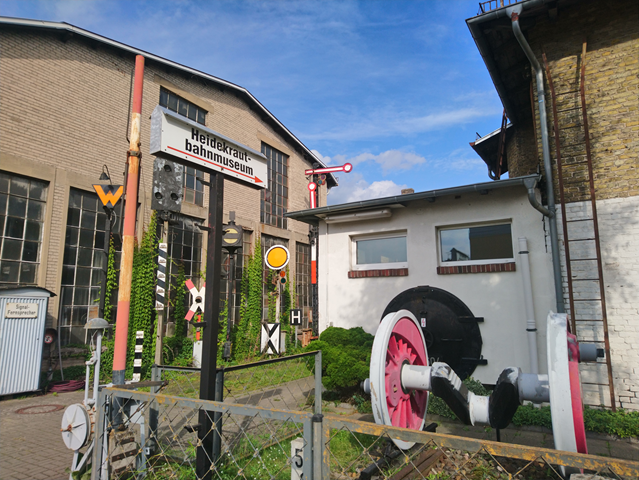 Museum der Heidekrautbahn mit alten Bahnsignalen und Gebäuden