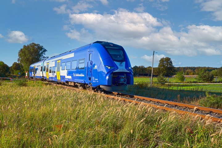 Blauer Wasserstoffzug auf der Heidekrautbahn