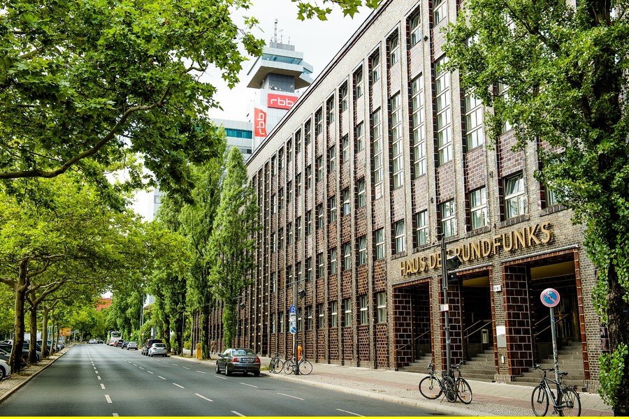 Eingang zum Haus des Rundfunks mit dunkelbrauner Backsteinfassade