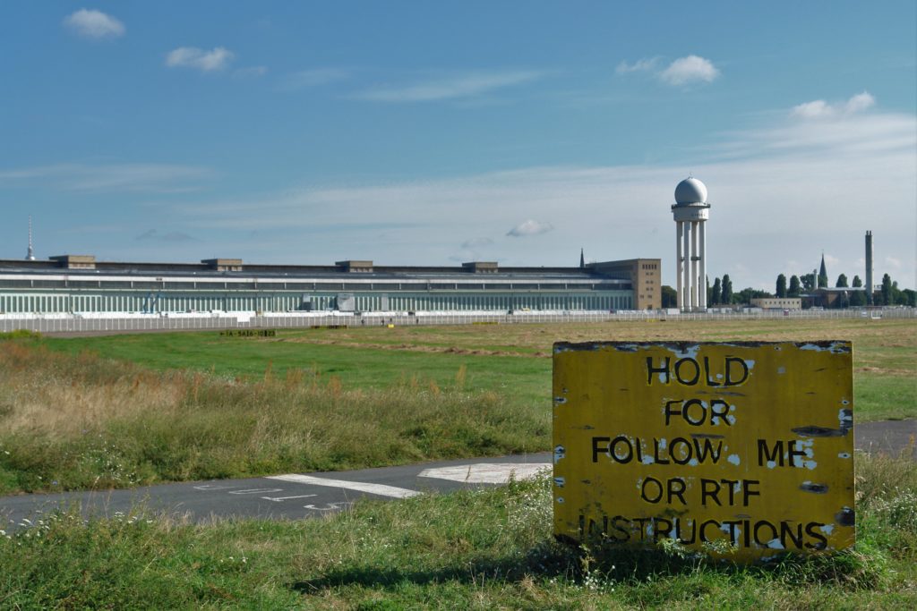 Altes Schild auf Tempelhofer Feld mit Flughafen