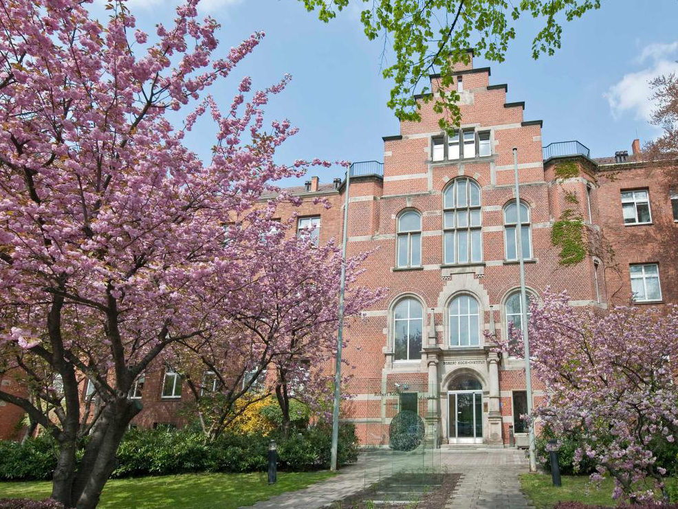 Robert Koch-Institut, Gebäude von 1900 mit Kirschbäumen im Vordergrund