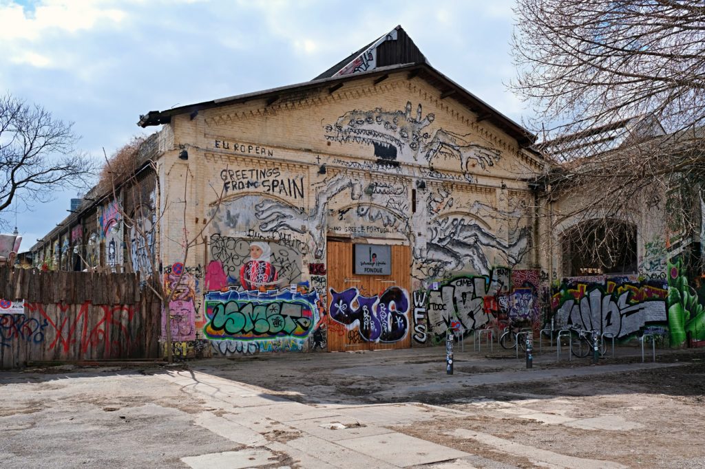 RAW-Friedrichshain, Backsteingebäude mit Grafittis