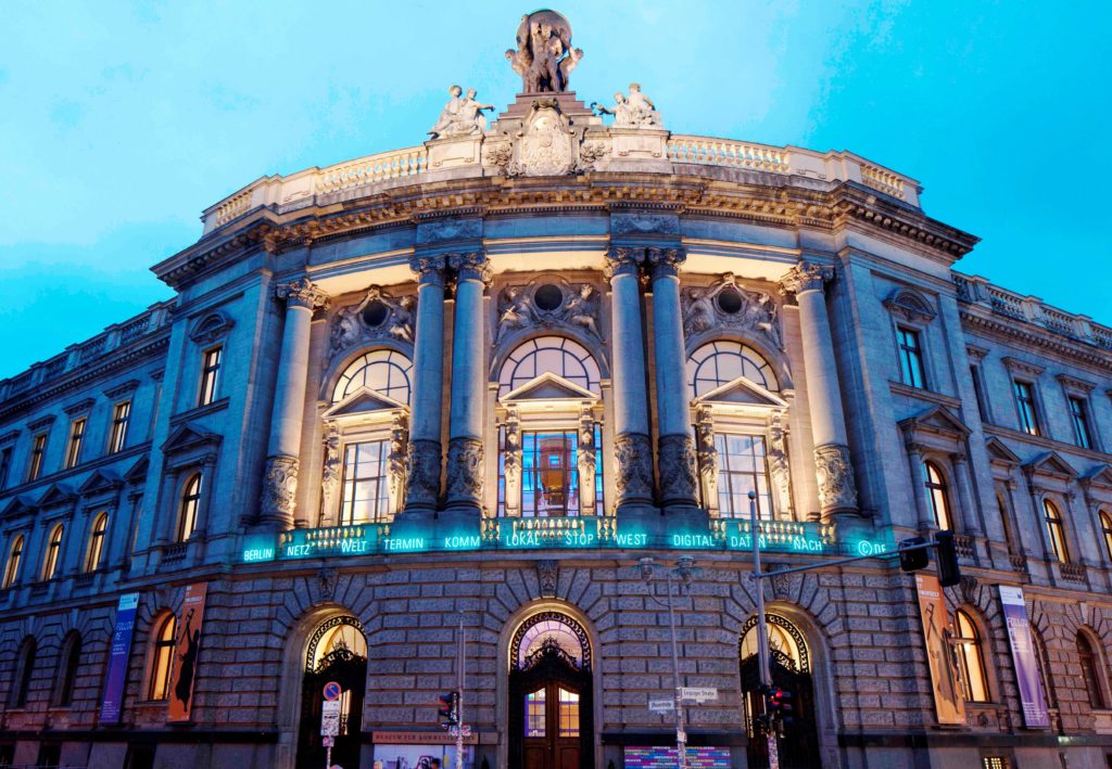 Museum für Kommunikation bei Nacht