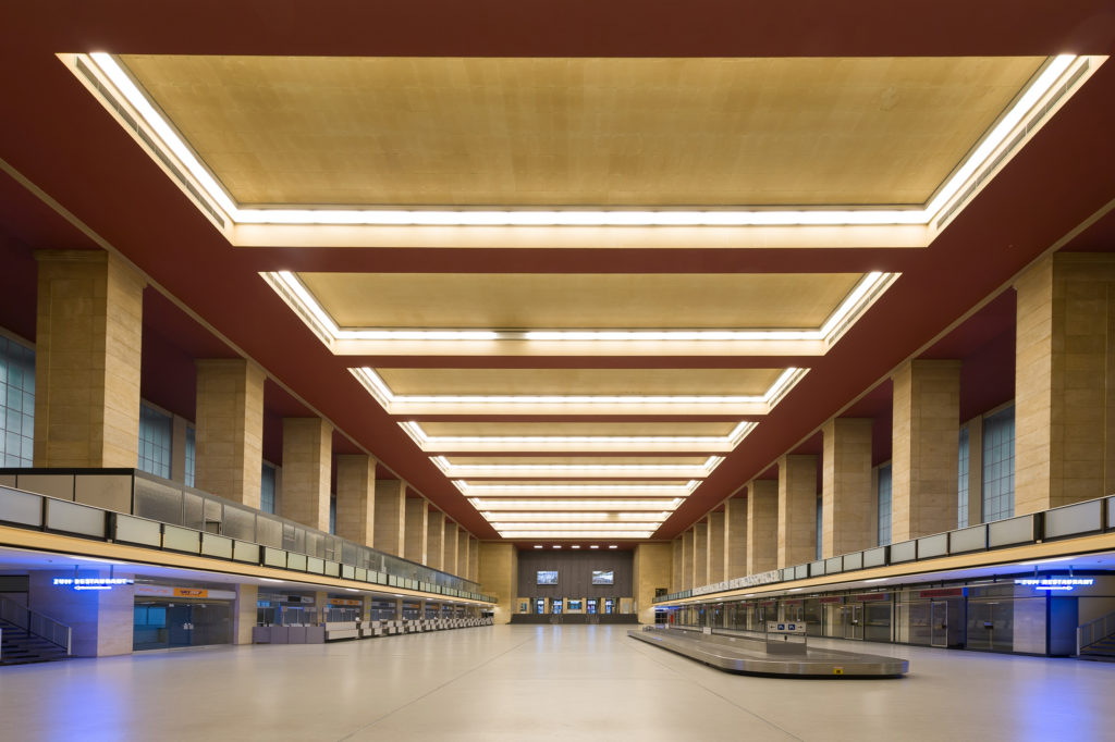 Halle innen im Flughafen Tempelhof