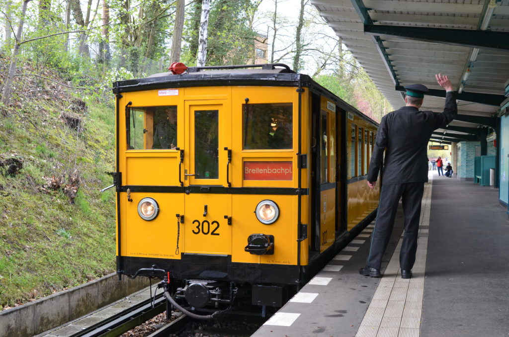 Historischer U-Bahn Zug am Bahnsteig