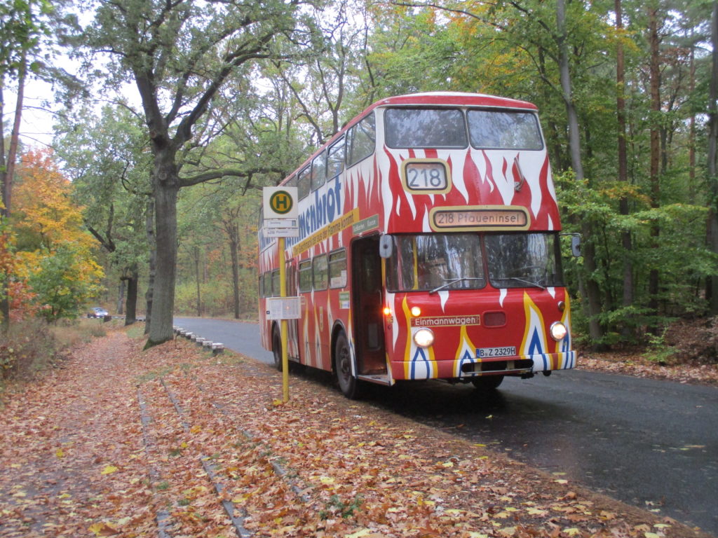 Traditionsbus auf der Linie 218 mit Flammen