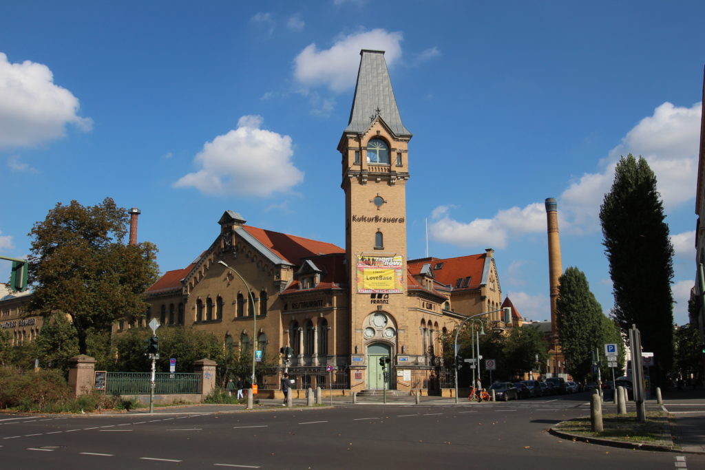 Turm der Kulturbrauerei an Straßenecke