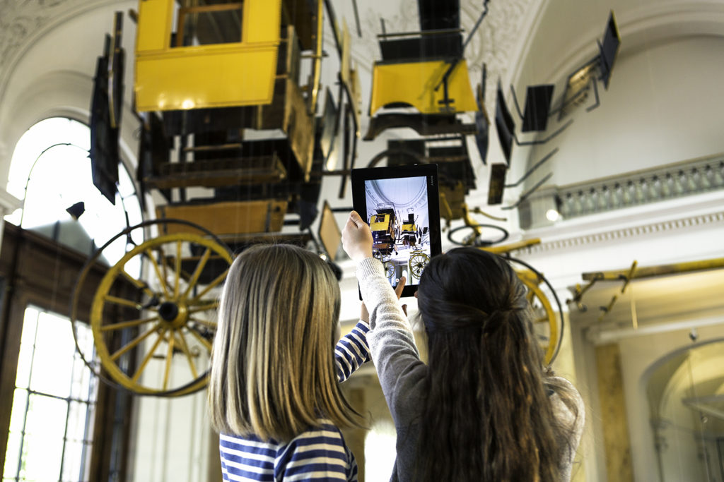 Ausstellung im Museum für Kommunikation mit Kindern und Tablet