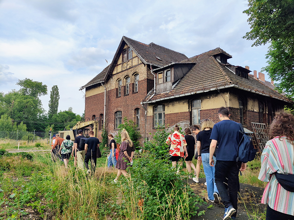 Betriebswerk Schöneweide mit einer Gruppenführung. | © bzi, Foto: Max Braun