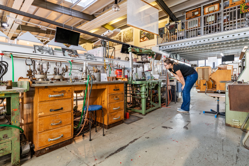 Maschinen und Fernseher im Industriesalon Schöneweide