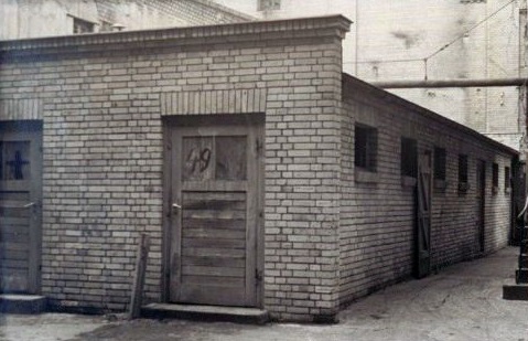 Der Schweinestall der Transformatorenfabrik von außen, 1951.