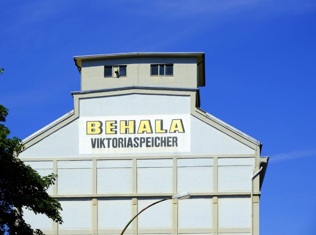 Außenansicht des Speichergebäudes mit Beschriftung BEHALA Viktoriaspeicher