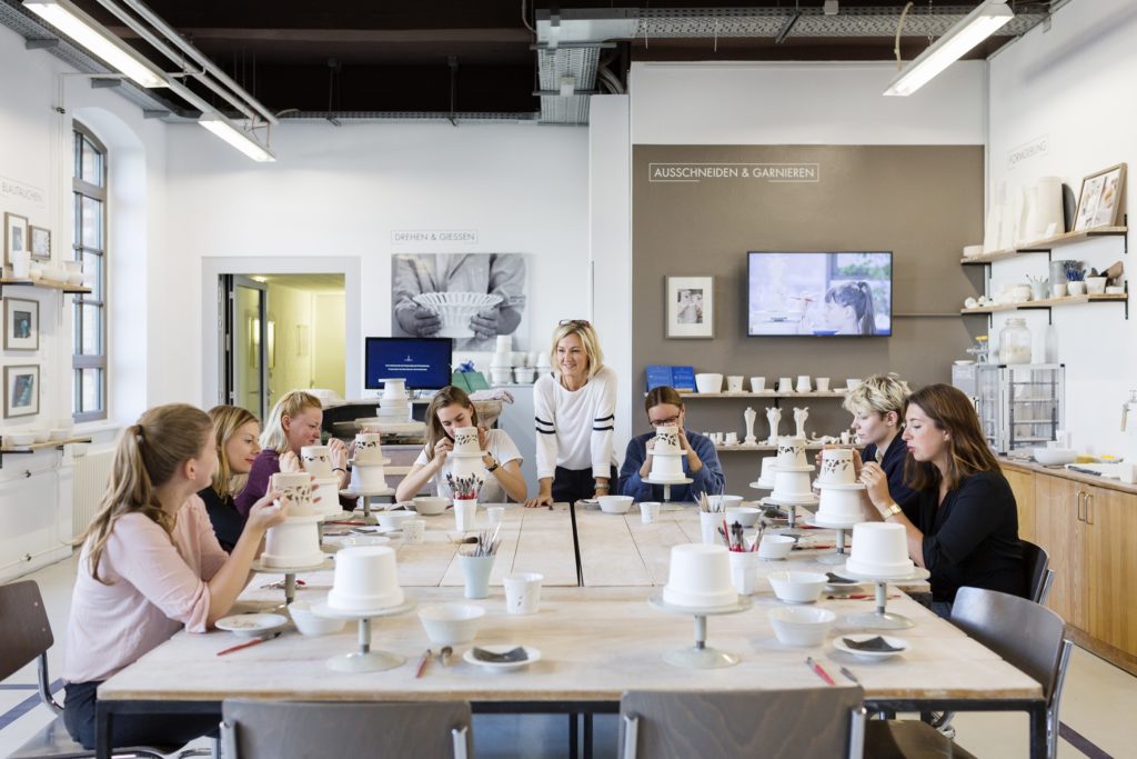 Frauen beim Porzellan Workshop bei KPM