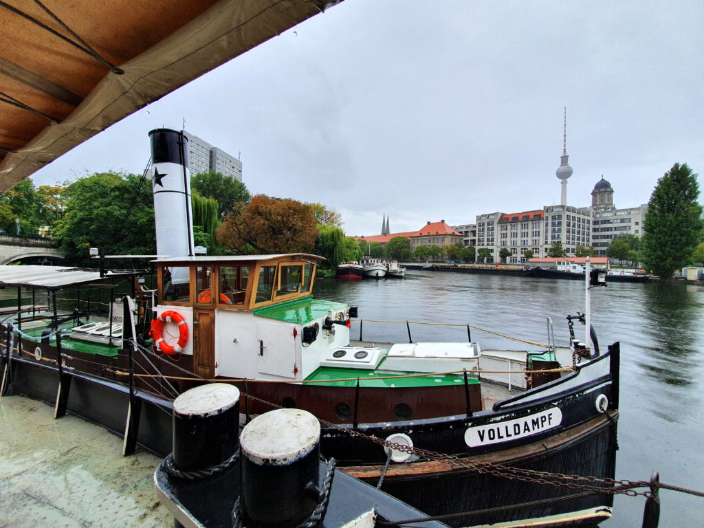 Dampfschiff im Historischen Hafen Fischerinsel mit Fernsehturm