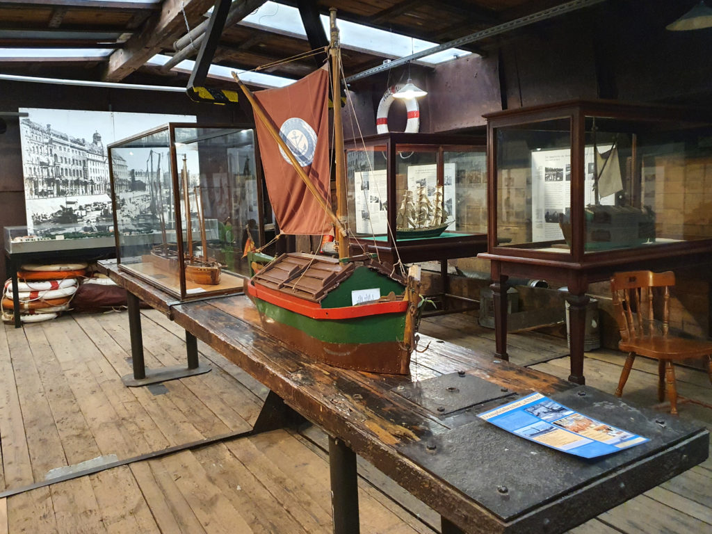 Ausstellung im Schiff Historischer Hafen Fischerinsel
