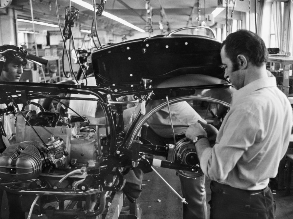 Arbeiter bei der Montage BMW Motorrad 1973