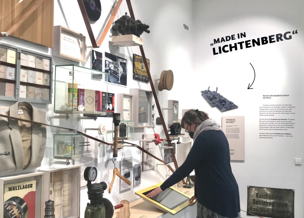 Besucherin im Museum Lichtenberg nutzt eine Medienstation