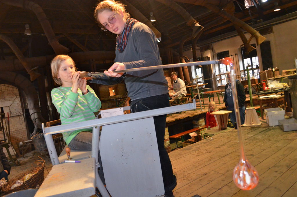 Glasblasen im Museumsdorf Baruther Glashütte