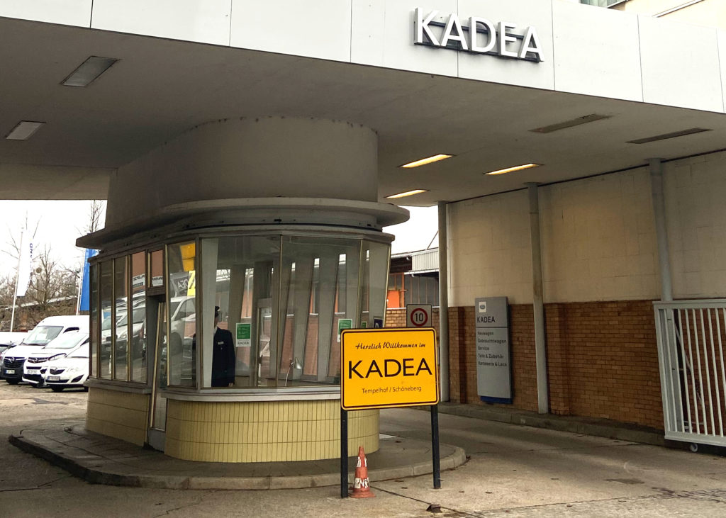 Opel Kadea Einfahrt Pförtnerloge Kaufhaus des Autos