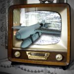 Ein Röhrenbildschirm aus den 50er-Jahren, aus dem als Bildmontage eine Gleitbombe herausfliegt.