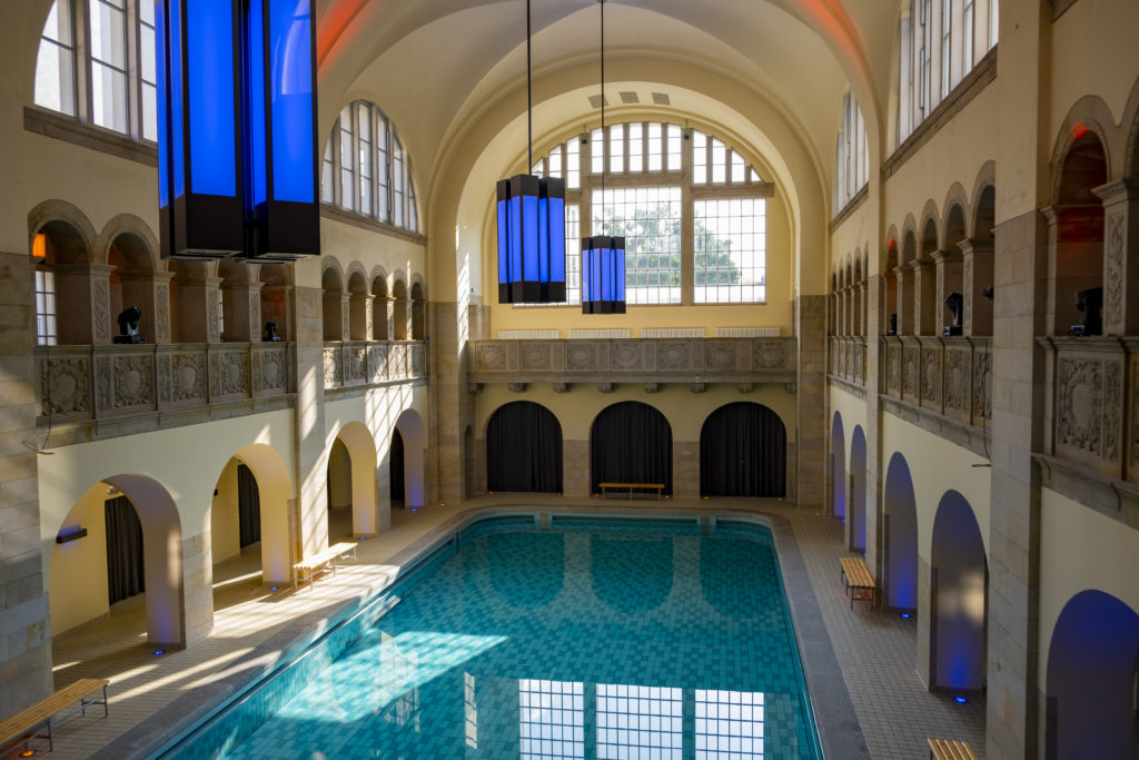 Stadtbad Oderberger Straße, Schwimmahlle mit blauen Leuchtern