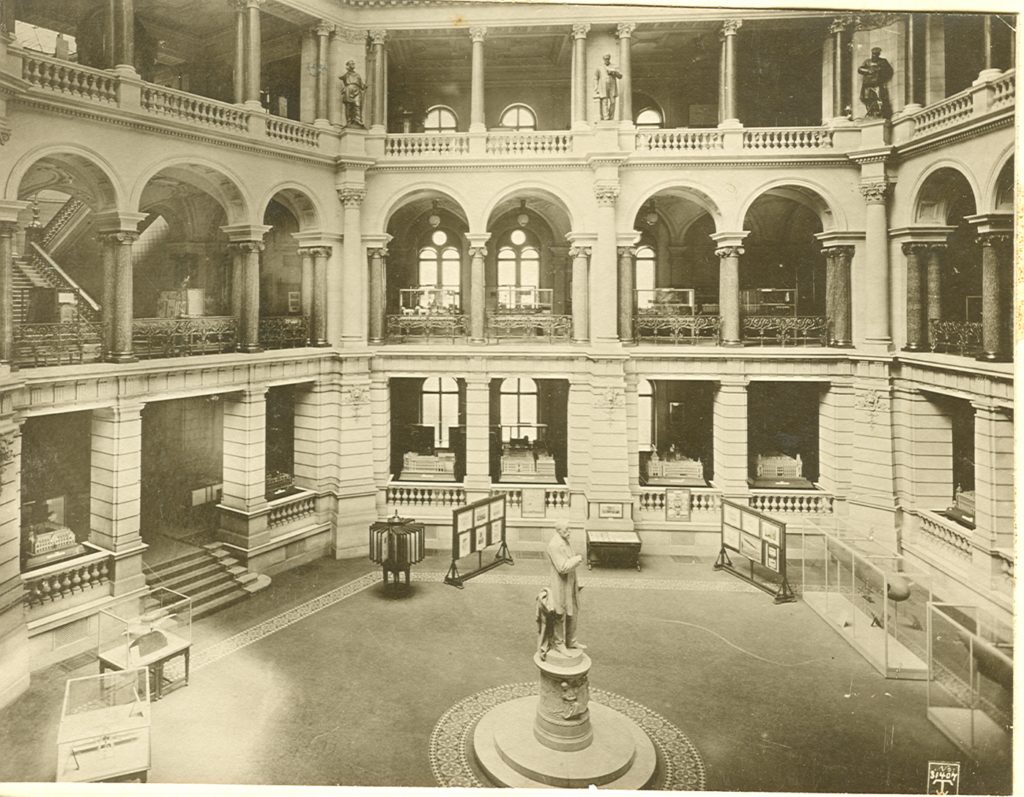 Schwarz-weiß Foto, Lichthof im Reichspostmuseum um 1912