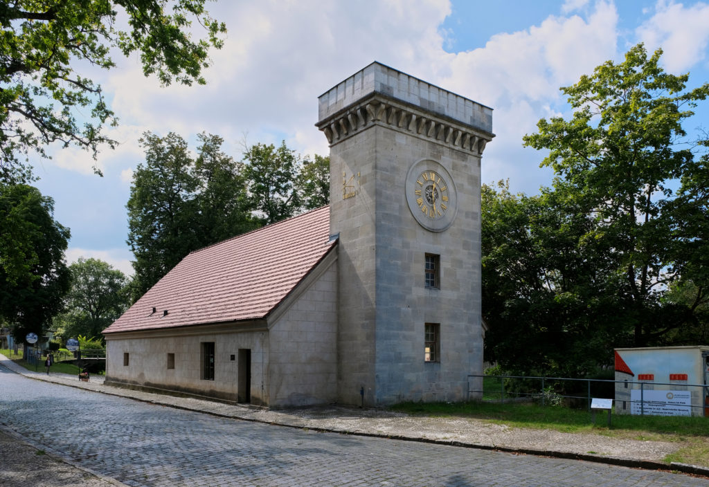 Außenansicht Kalkmagazingebäude mit Glockenturm