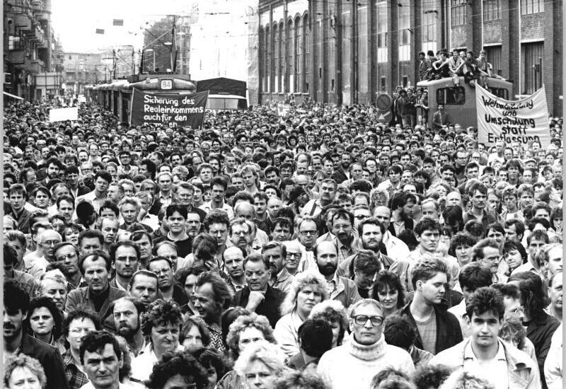 Es streiken 1990 die Arbeiterschaft des Transformatorenwerkes, des Kabelwerkes Oberspree, des Berliner Blei- und Akkumulatorenwerkes, des Werkes für Fernsehelektronik und des Berliner Metallhütten- und Halbzeugwerkes. | © Bundesarchiv, Foto: Hubert Link