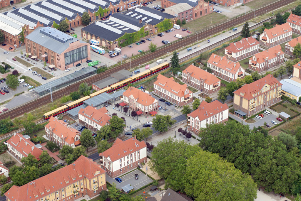 Luftbild der Schwartzkopff Siedlung mit Bahnhof