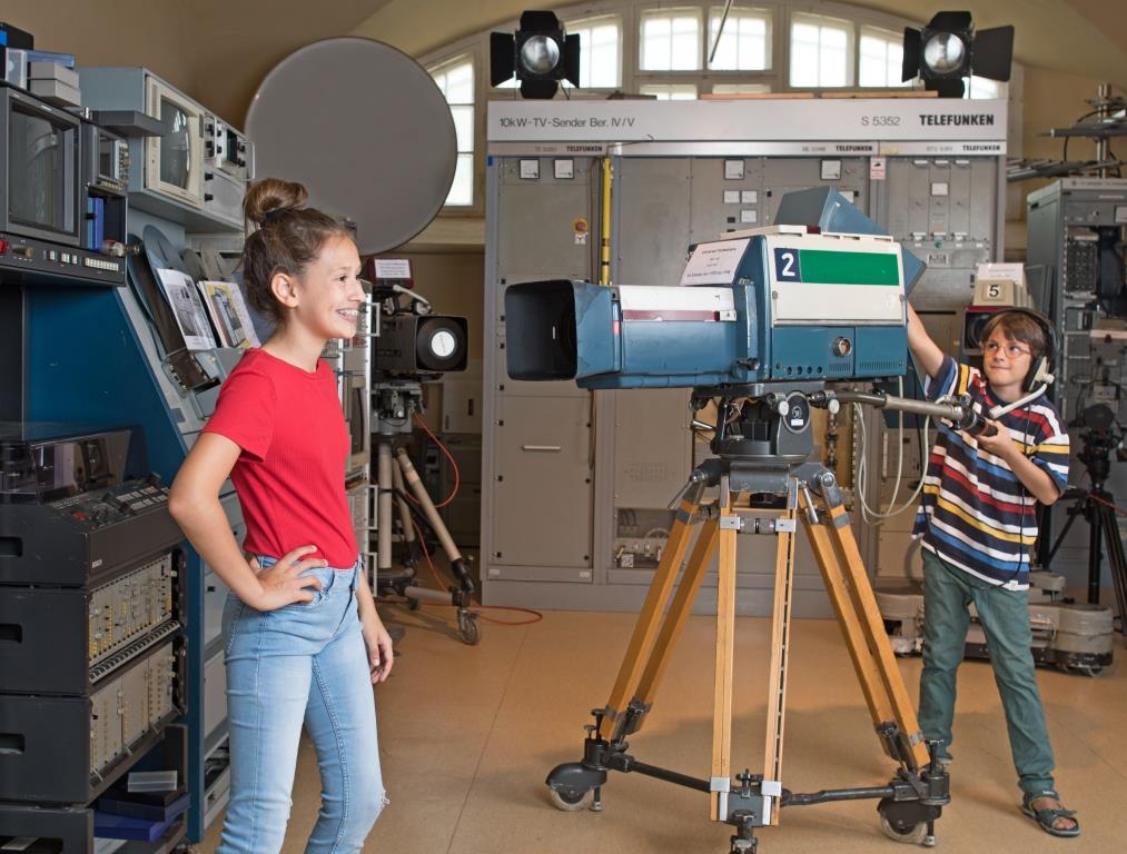 Kinder im Fernsehraum im Sender- und Funktechnikmuseum