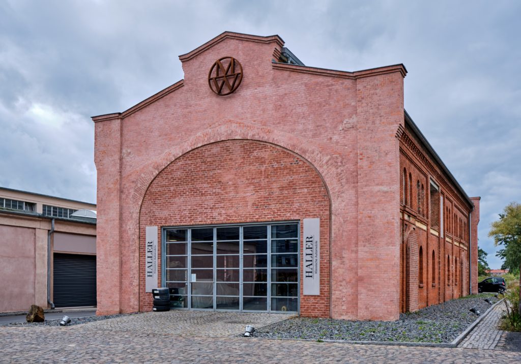 Königliche Pulverfabrik, Backsteingebäude mit Oldtimer-Werkstatt