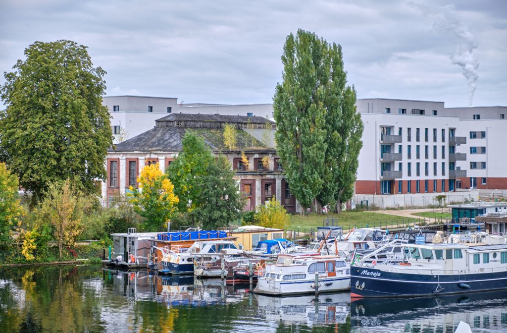 Königlichen Pulverfabrik, ehemalige Fabrikhalle an der Havel mit Booten im Vordergrund