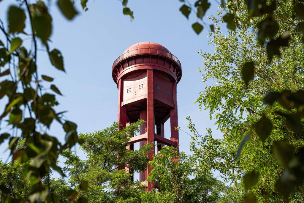Roter Wasserturm umringt von Blättern