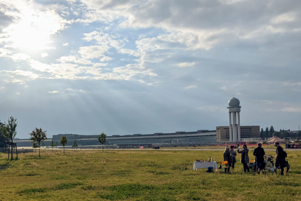 Picknick auf Tempelhofer Feld mit Flughafen