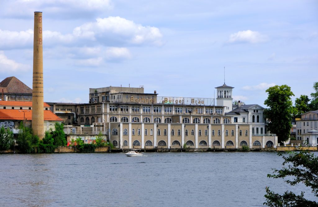 Berliner Bürgerbräu Brauerei. Ansicht vom Müggelsee.