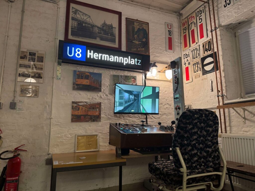 Fahrsimulator im U-Bahn-Museum mit einem Fahrpult und Monitor