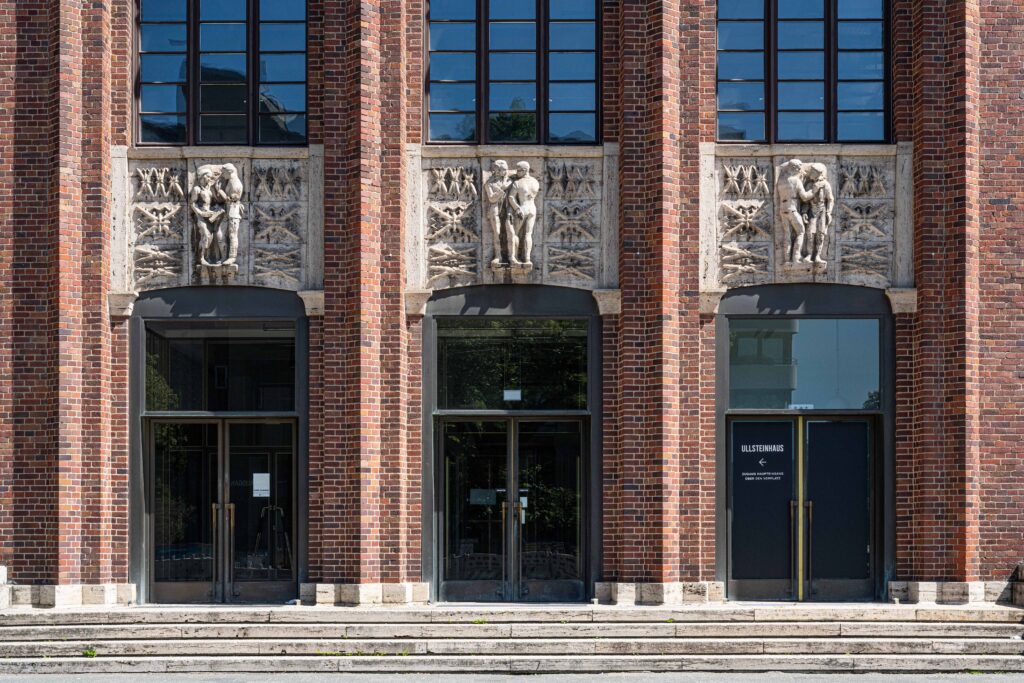 Das Ullstein-Druckhaus mit Skulpturen im Eingangsbereich. | © Foto: Andreas FranzXaver Süß, 2023 Tempelhof-Schöneberg