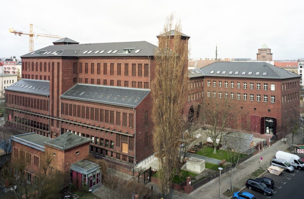 Vogelperspektive auf das Umspannwerk Humboldt, Gebäude aus rotem Backstein