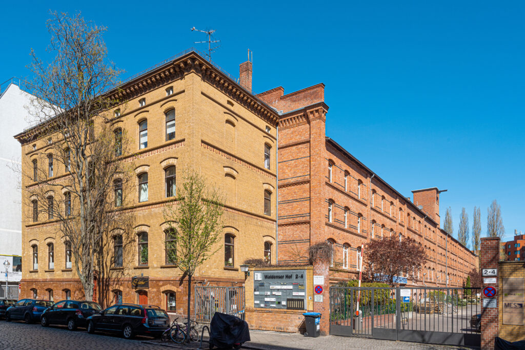 Der Waldenser Hof in Berlin Moabit, ein Gebäude aus gelbem Backstein.