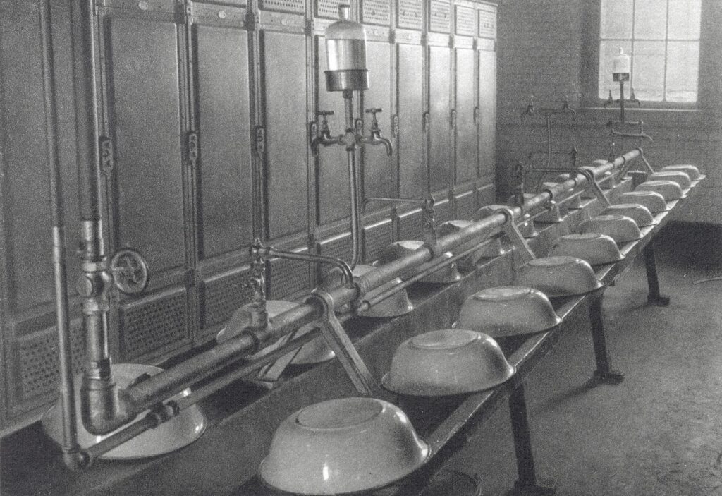Waschraum im Wohlfahrtsgebäude 1938