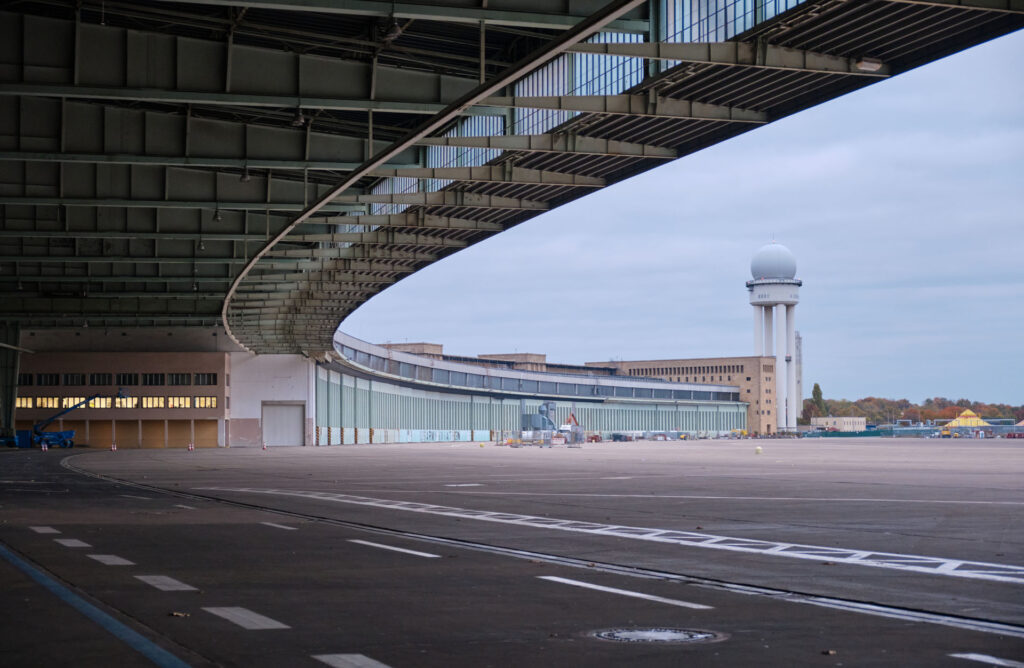Der Hangar mit überdachtem Vorfeld am Flughafen Tempelhof